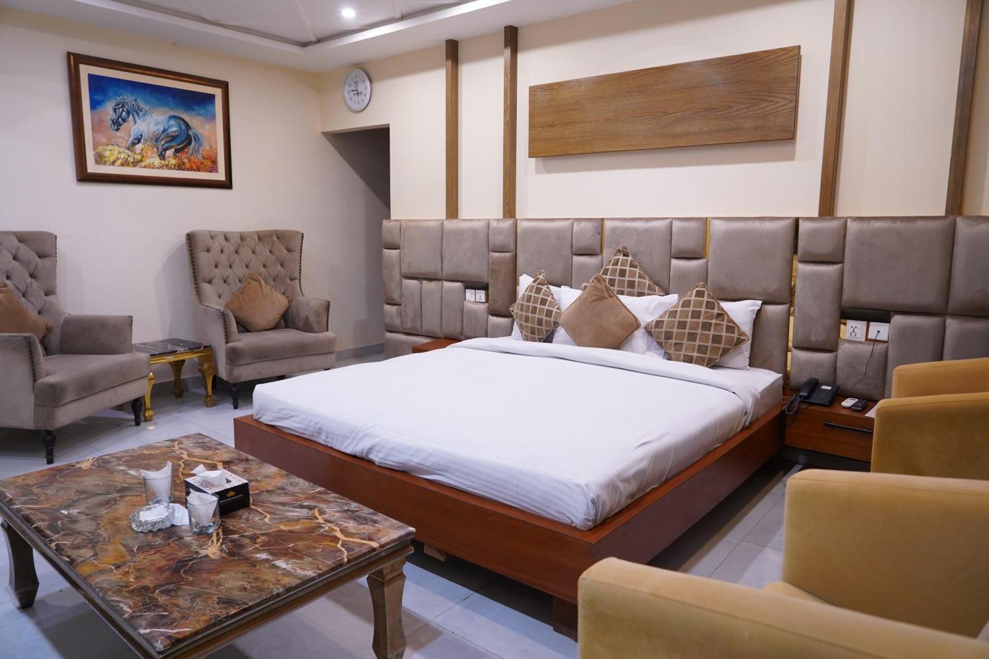 Hotel Avalon Suites Multan Exterior photo