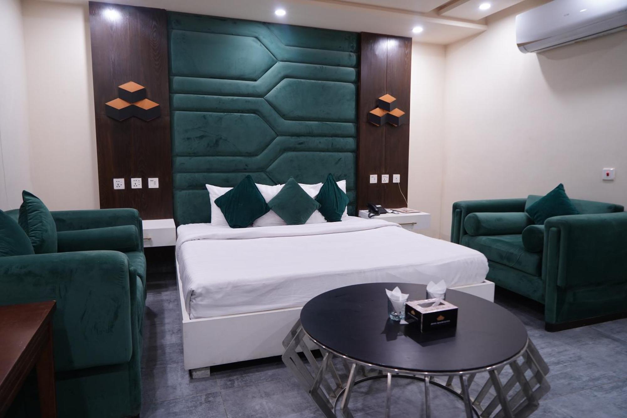 Hotel Avalon Suites Multan Exterior photo