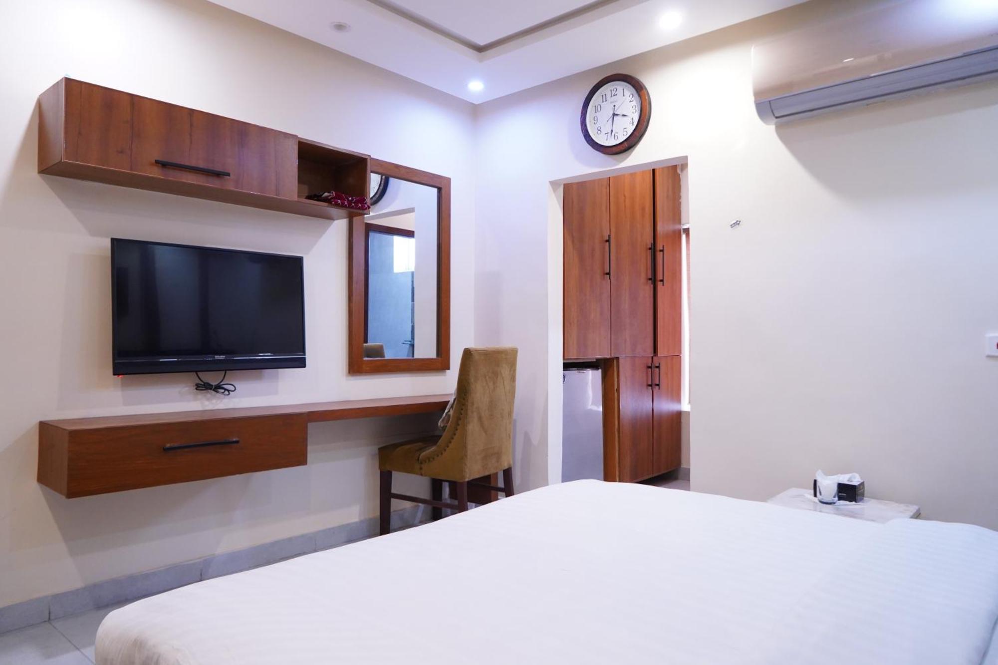 Hotel Avalon Suites Multan Exterior photo