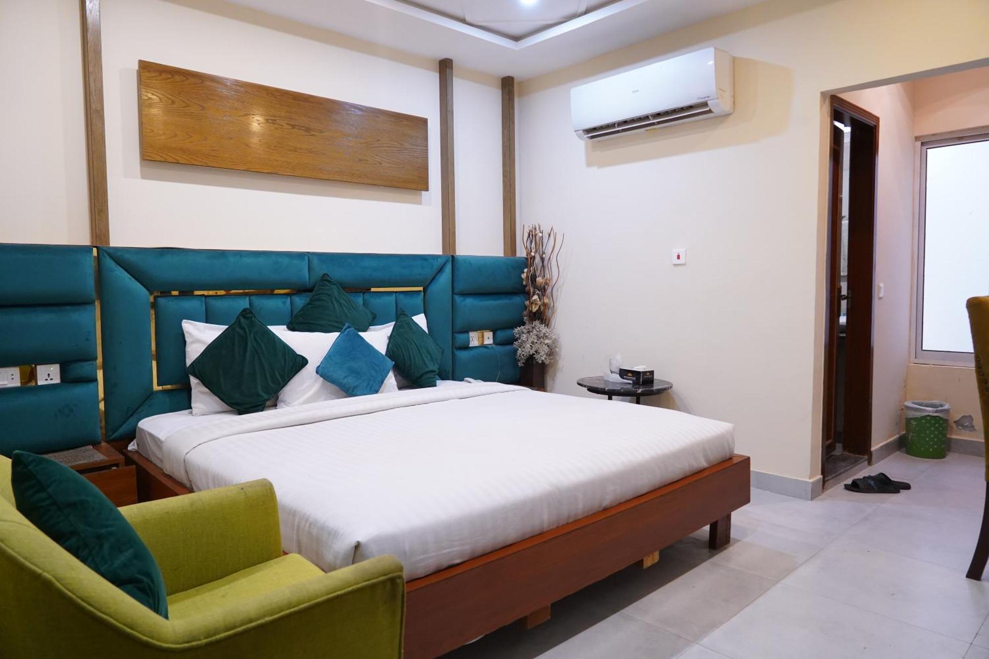 Hotel Avalon Suites Multan Exterior photo