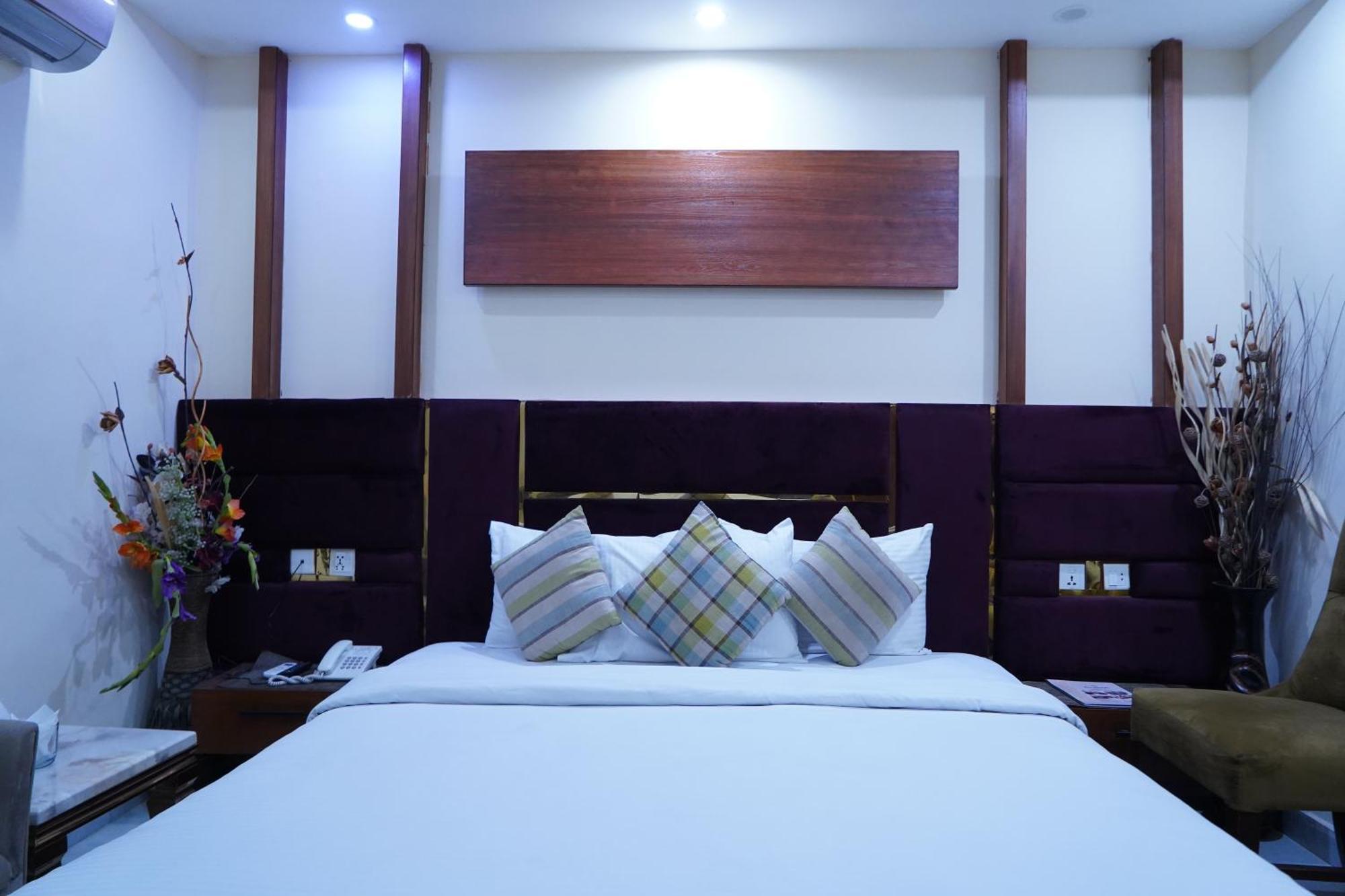 Hotel Avalon Suites Multan Exterior photo