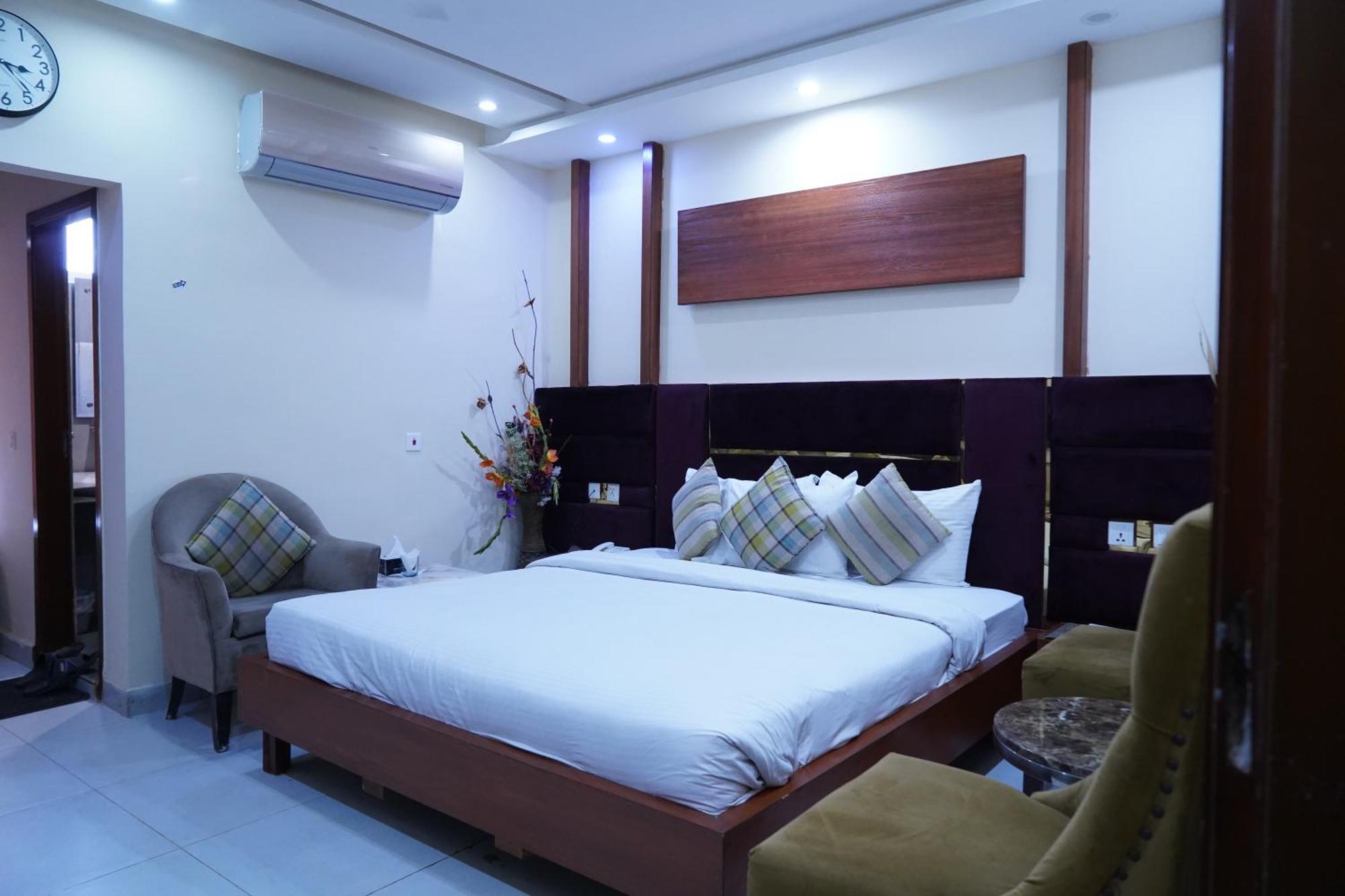 Hotel Avalon Suites Multan Exterior photo