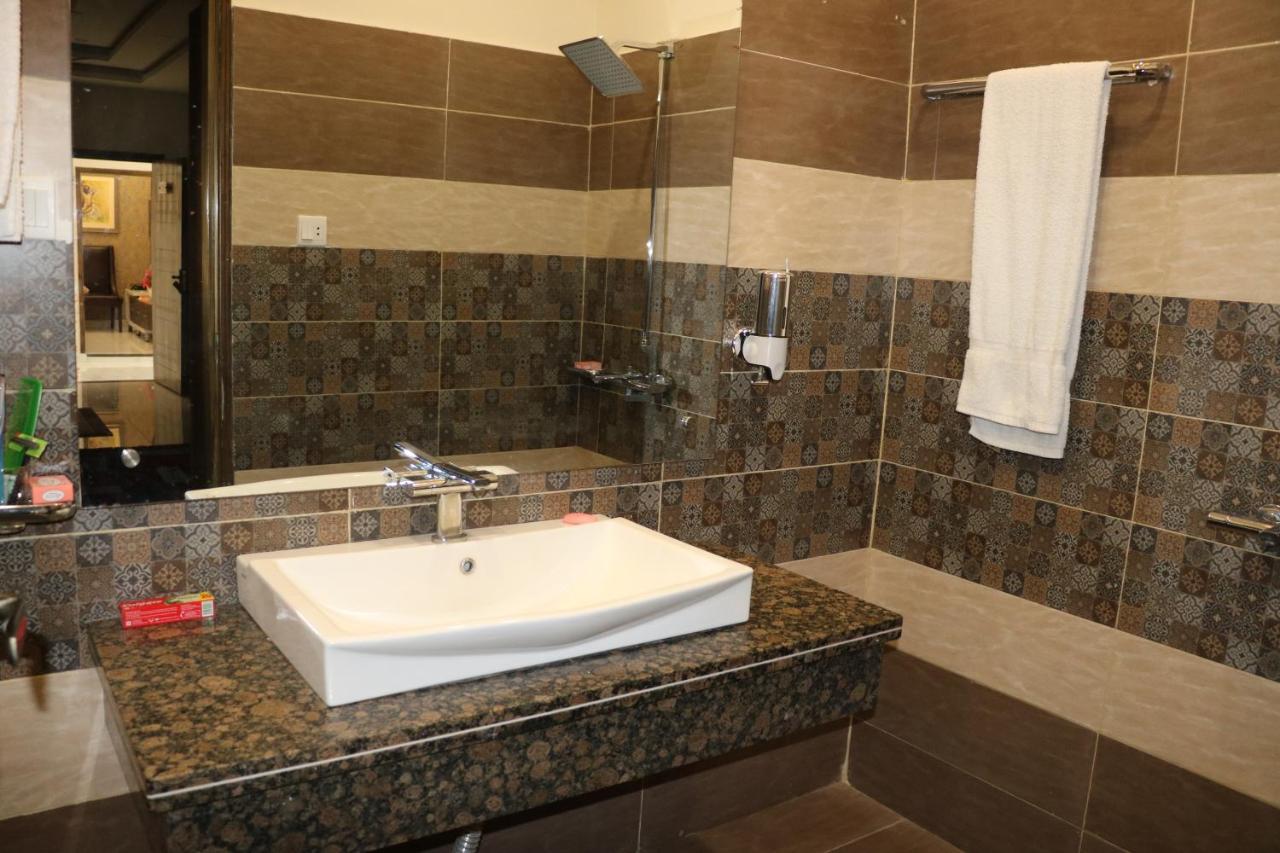 Hotel Avalon Suites Multan Exterior photo